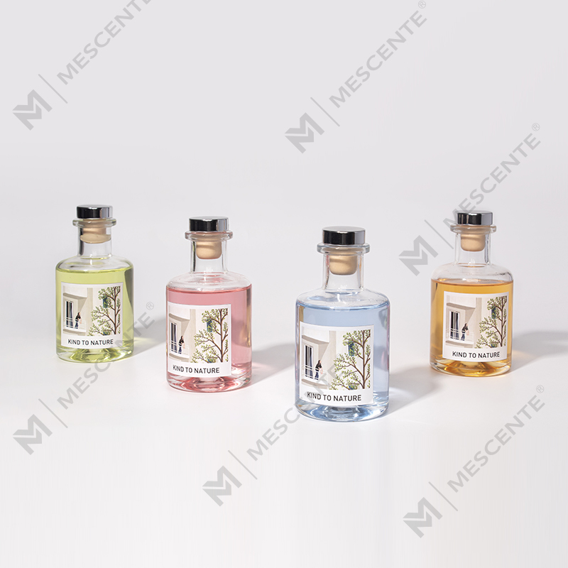 Luxusná dekoratívna veľká fľaša na esenciálny olej M&Scent s trstinovým difúzorom so sušenými kvetmi