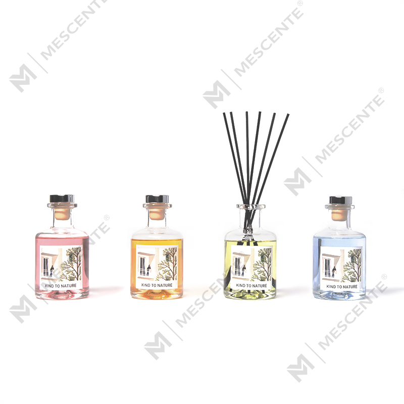 Luxusná dekoratívna veľká fľaša na esenciálny olej M&Scent s trstinovým difúzorom so sušenými kvetmi