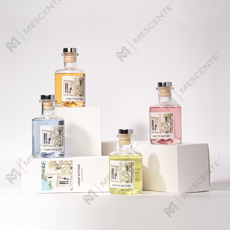 Luxusná dekoratívna veľká fľaša na esenciálny olej M&Scent s trstinovým difúzorom so sušenými kvetmi