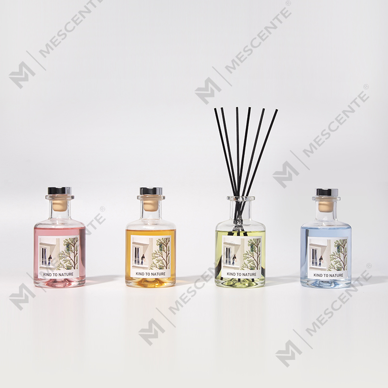 Luxusná dekoratívna veľká fľaša na esenciálny olej M&Scent s trstinovým difúzorom so sušenými kvetmi