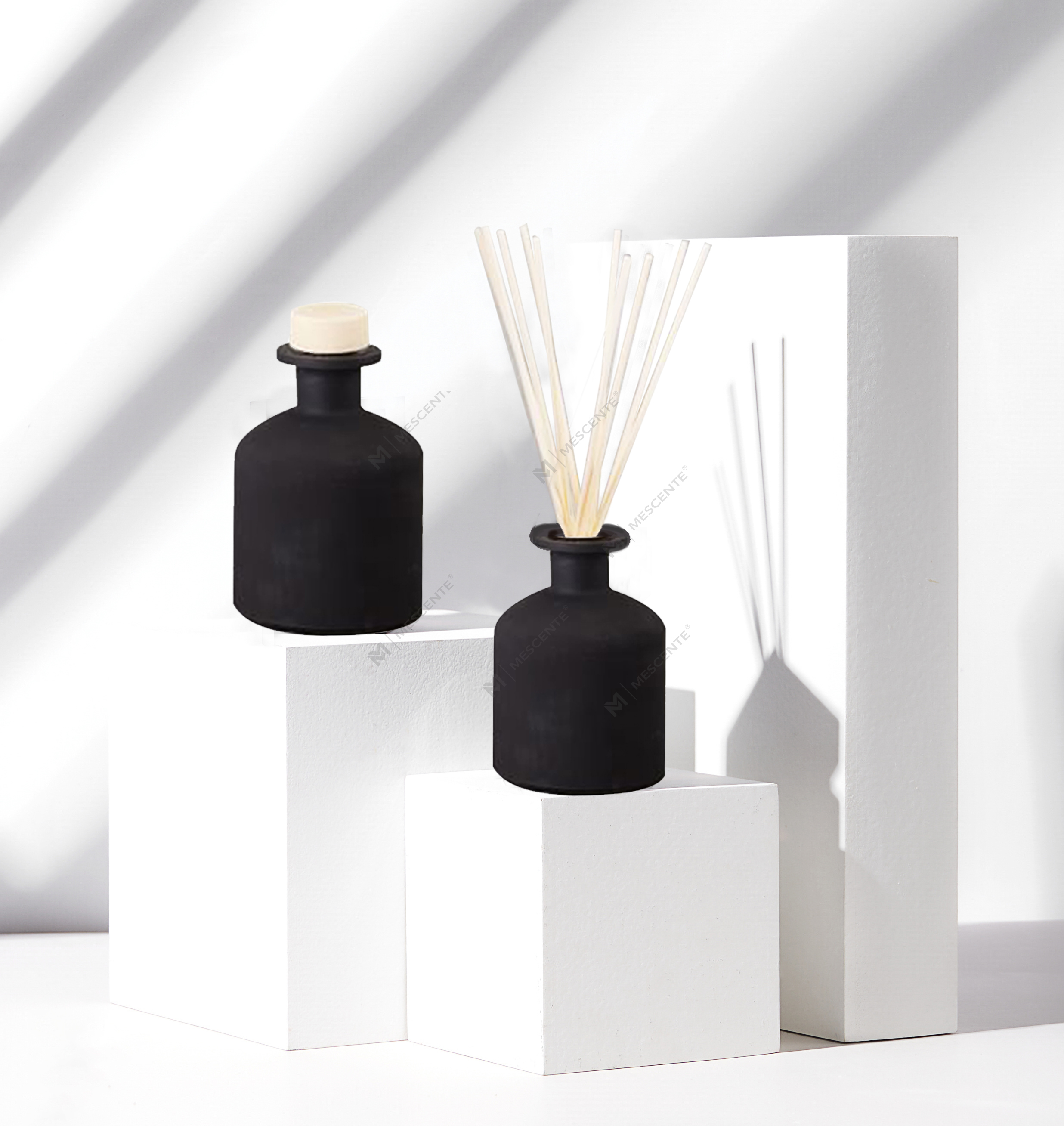 Mescente Luxury 180 ml prispôsobená sklenená fľaša na esenciálny olej Reed difuzér pre hotely