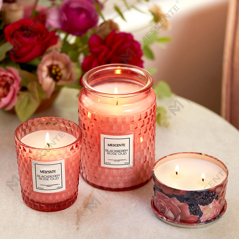 Vlastná vianočná dekorácia M&Scent Blackberry Rose Oud Icon Candle